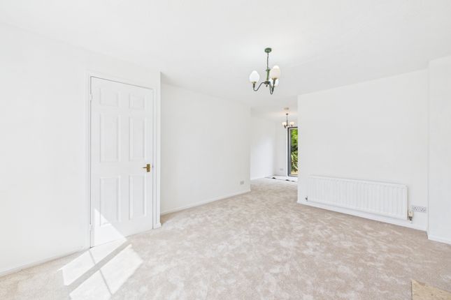 33 Ropeland Way, Horsham photo 4