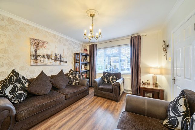 16, Hunters Hill, Ruislip photo 4
