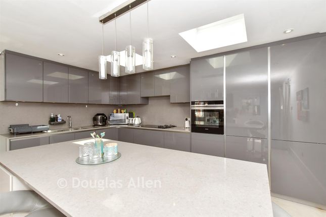 2, Latimer Drive, Basildon photo 2