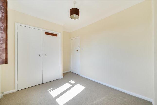 78, Victoria Avenue, Camberley photo 4