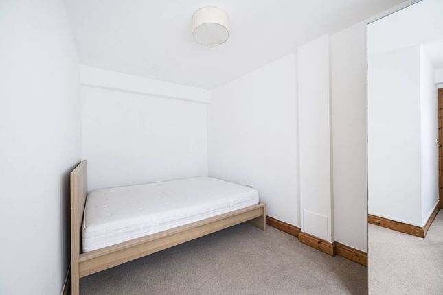 Flat to rent in Medway Road, Bow, London