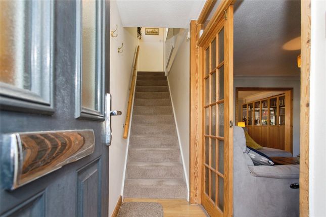 24, Walnut Tree Close, Royston photo 2