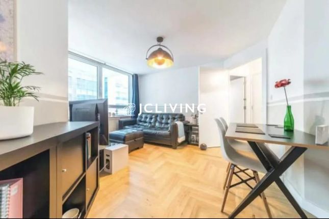 Flat to rent in St George Wharf, London