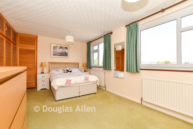 42, Lodge Lane, Romford photo 4