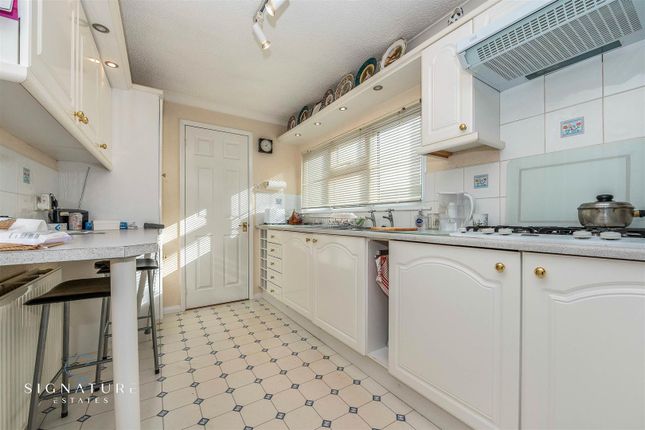 Mobile/park home for sale in Belgrave Drive, Kings Langley