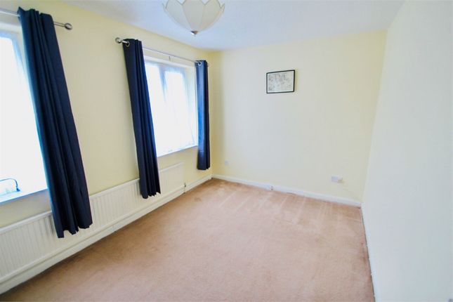 13, Holmsdale Close, Iver photo 4
