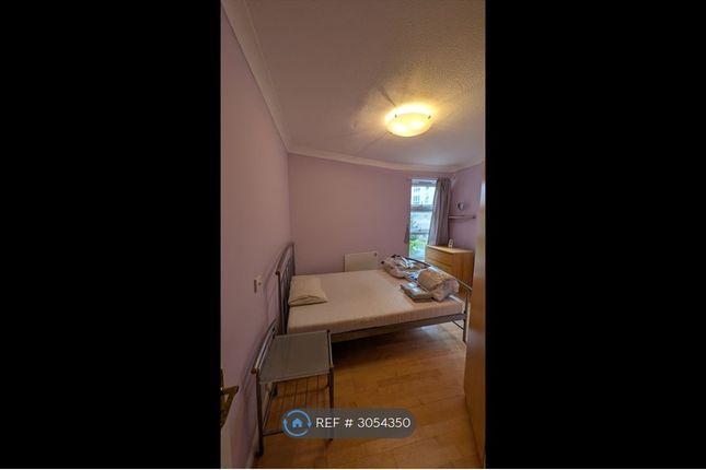 Flat, Durell House Wolfe Crescent, London photo 3