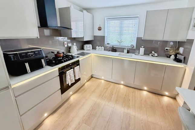 17 Dukes View, Telford photo 3