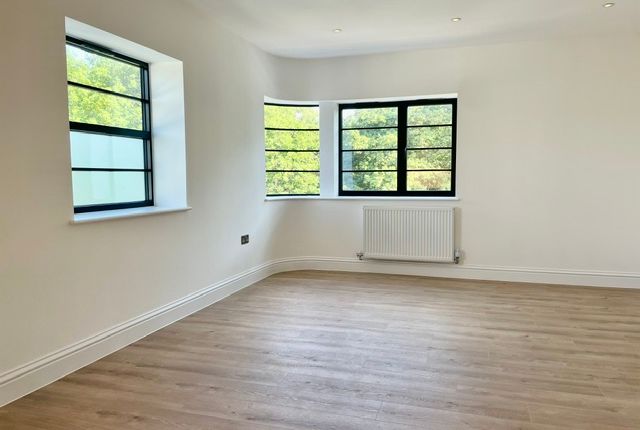 6  Foyle Court, 30, Hollyfield Road, Surbiton photo 4