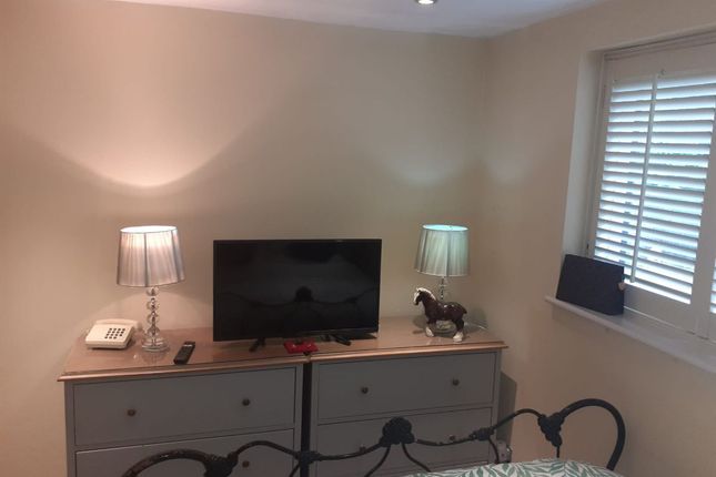 Flat to rent in Gables Close, London