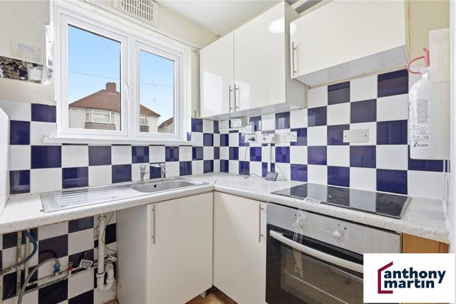 30, Holmleigh Avenue, Dartford photo 4