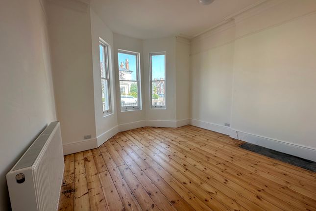 Flat to rent in Russell Terrace, Leamington Spa