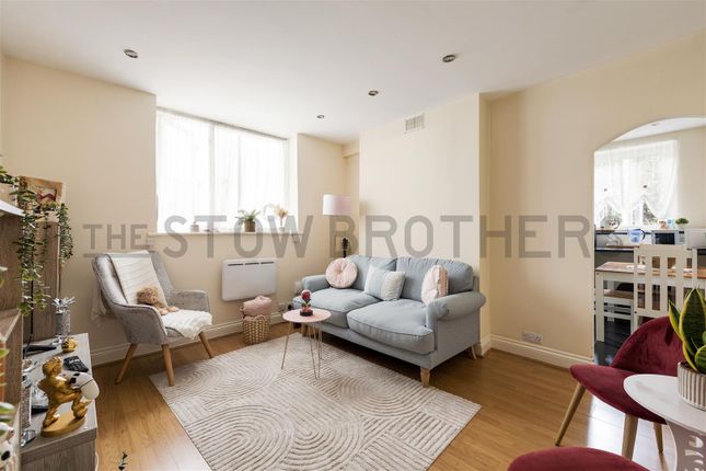Flat D, 229 Wood Street, London photo 4