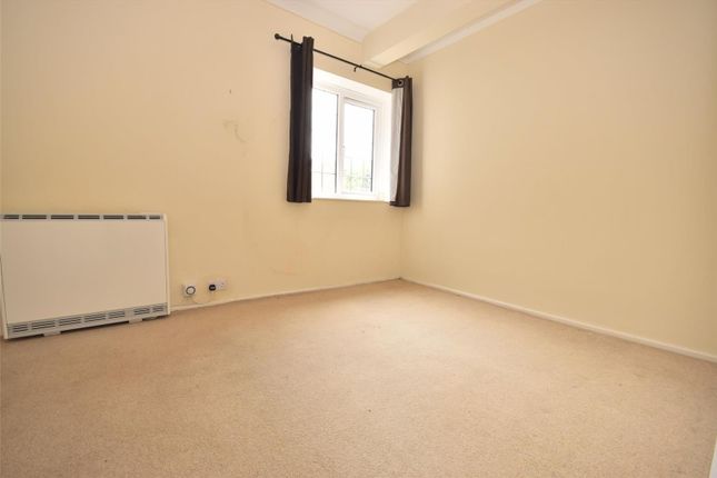 Flat to rent in Russ Hill, Charlwood, Horley
