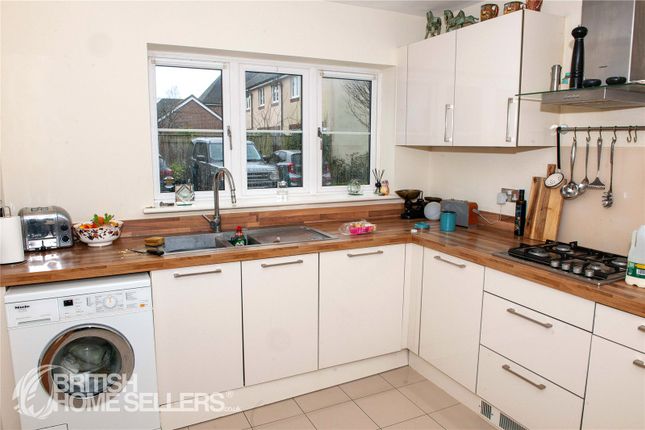 31, Meadow Close, Chichester photo 3