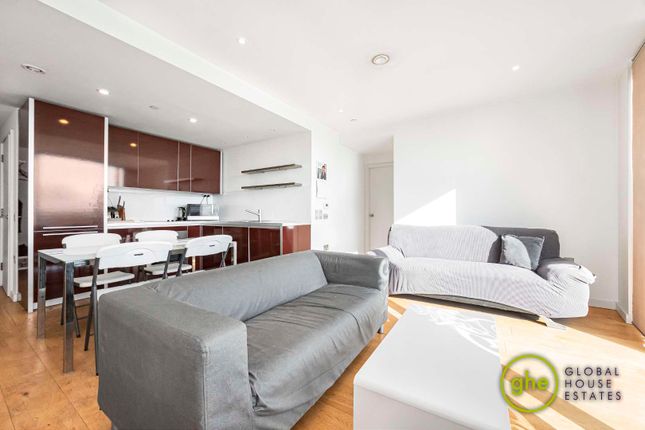 Flat for sale in Strata Tower, Elephant And Castle, London