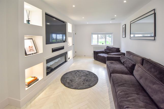 16, Snakes Hill, Brentwood photo 3