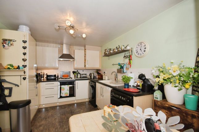 5, Sandringham Close, Chesterfield photo 2