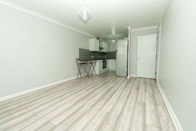 Flat to rent in Barons Court, Luton