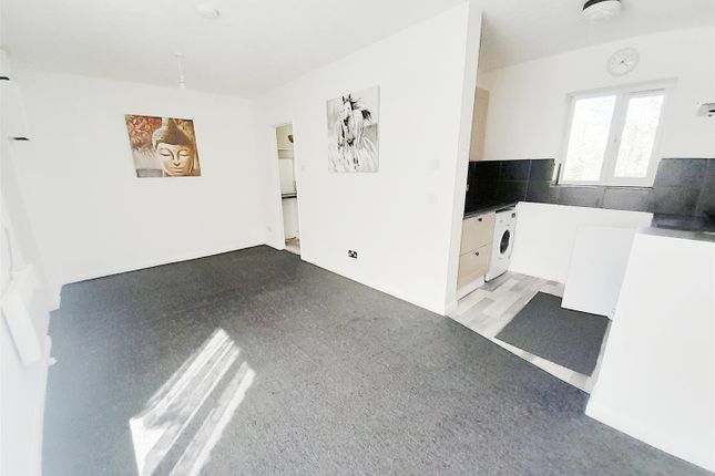 26, Brendon Close, Harlington photo 2
