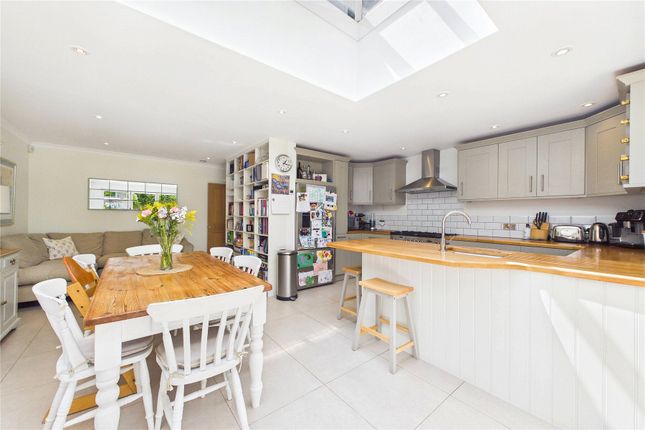 4, Holyoake Avenue, Surrey photo 4