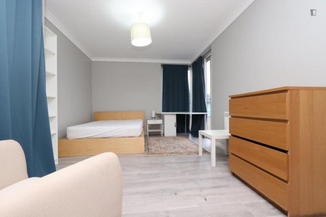 Thumbnail Room to rent in Boardwalk Place, London