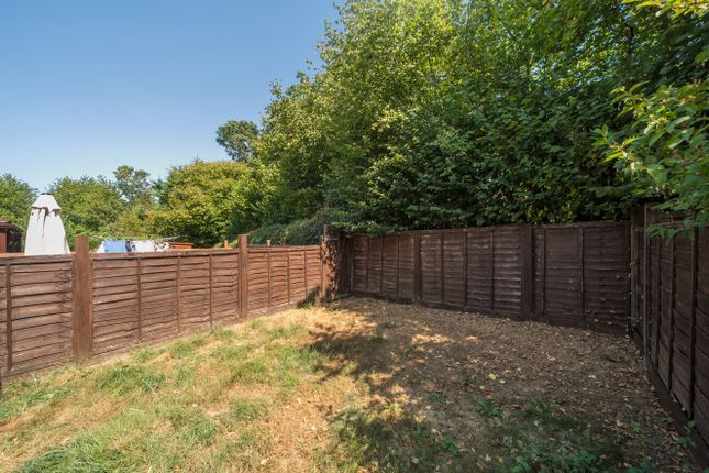 13, George Eliot Close, Godalming photo 4