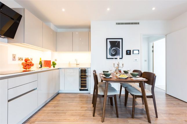 3-bed flat on 2006, Wiverton Tower, 4 New Drum Street, £785,000