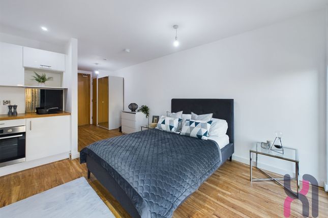 Studio flat on 603A Media City, Michigan Point Tower A, Salford, £900/mo