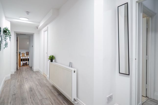 Town house to rent in Dalston Lane, London