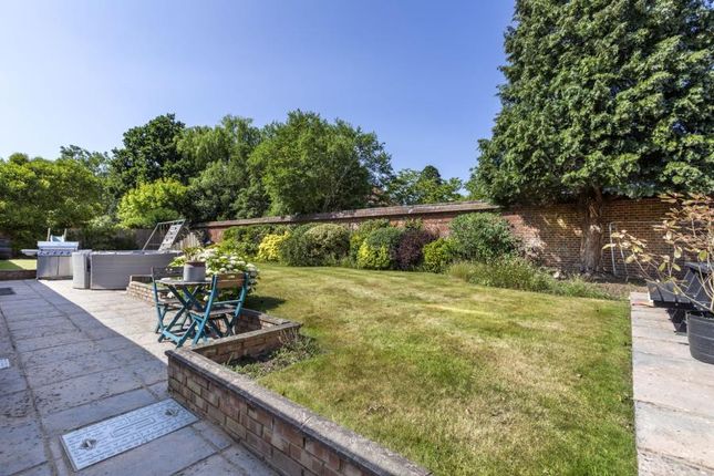 2, Black Lake Close, Egham photo 4
