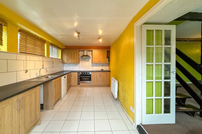 23, Towngate, Huddersfield photo 4