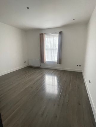 Flat to rent in High Street, Brentwood