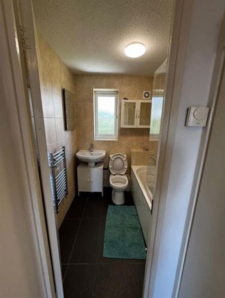 18 Preston Court, Lansdown Close, Walton-On-Thames photo 3
