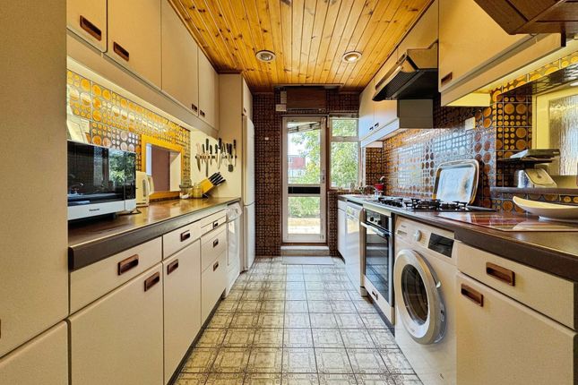14 Alders Close, Edgware photo 3