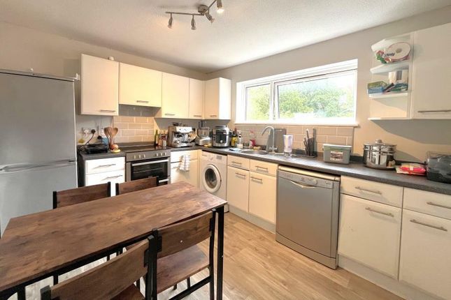 11, Roslyn Court, Woking photo 4