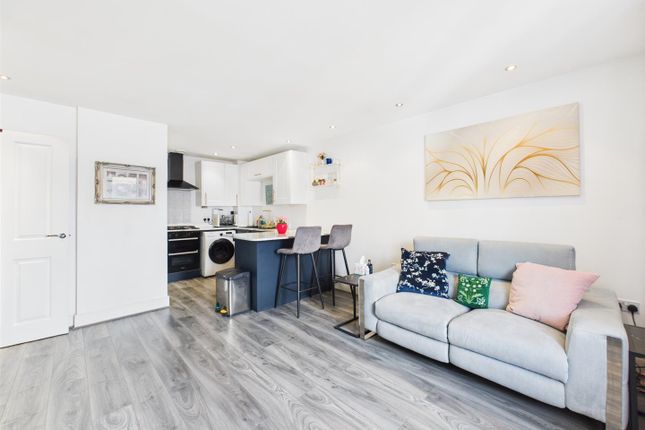 14 Adstock Court, 39, Coleridge Drive, Ruislip photo 4