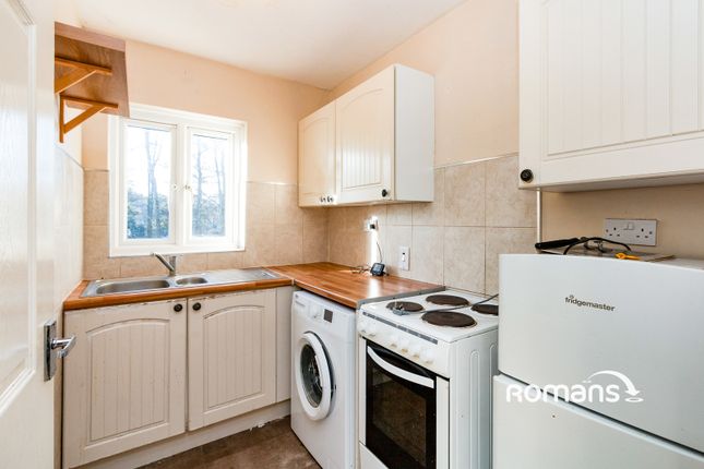 55, Bartons Way, Farnborough photo 3