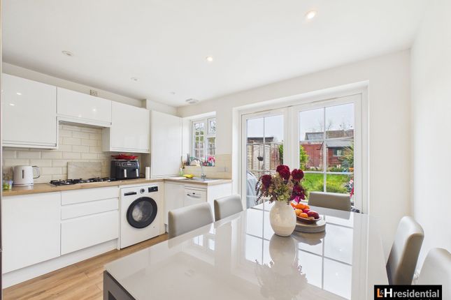 3 Oberon Close, Borehamwood photo 2