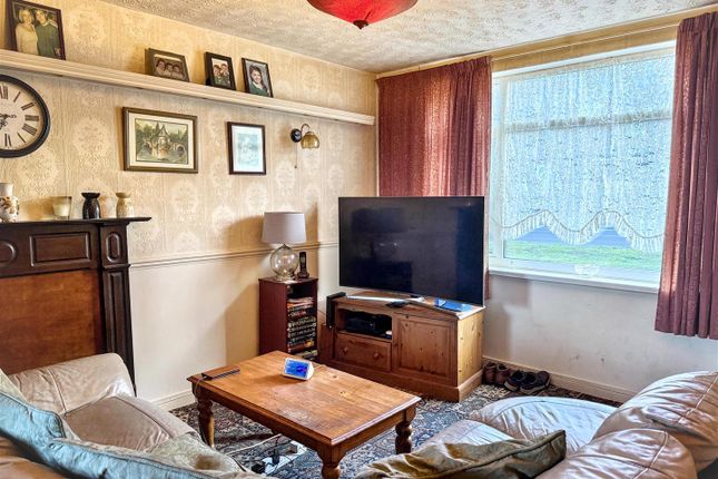 26, Snowden Vale, Leeds photo 2