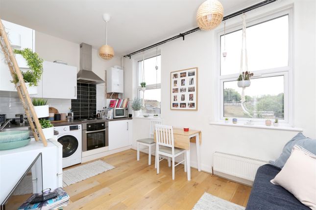 Flat to rent in Green Lanes, Stoke Newington