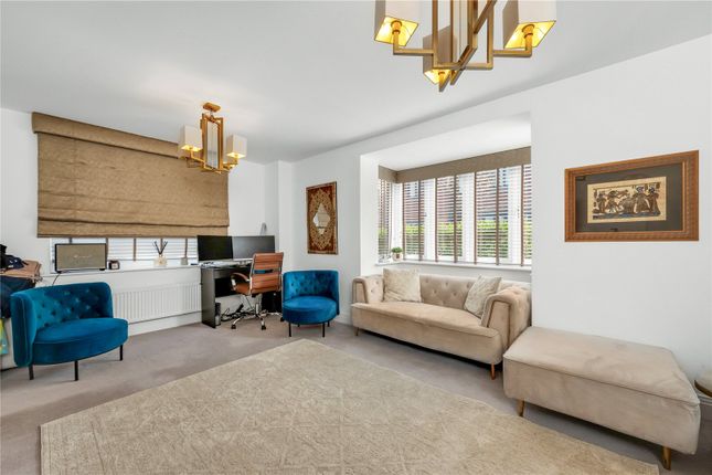 14, Nightingale Avenue, Chertsey photo 2