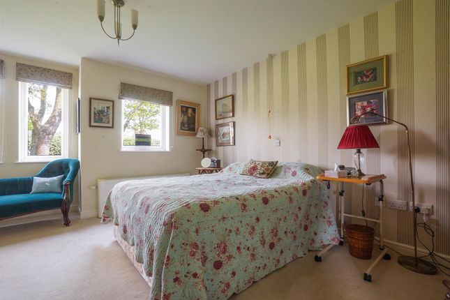 Flat for sale in Garden Apartment, Margaret Court, Main Street, Tiddington