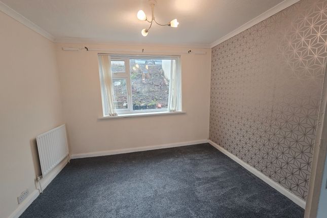37 Aireville Crescent, Bradford photo 3