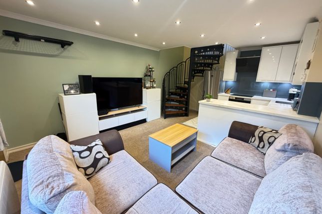 10, Pippins Court, Ashford photo 2
