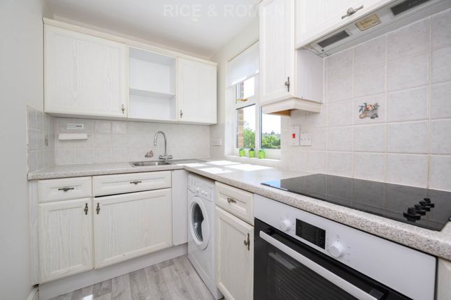 12 Aragon Court, Pemberton Road, East Molesey photo 2