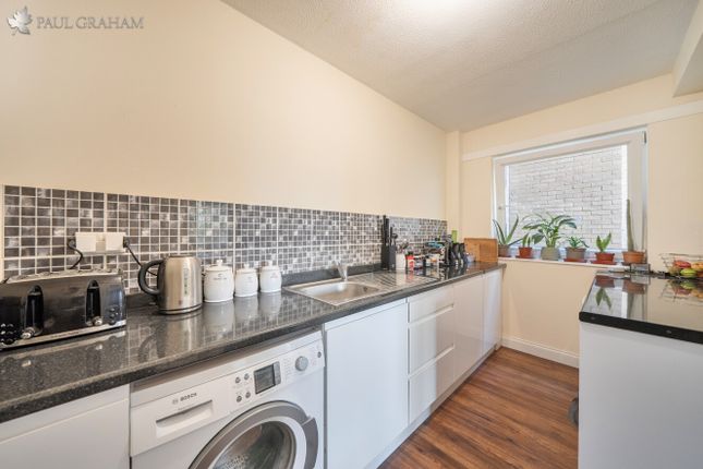 Flat 2, 99, Stanley Road, Carshalton photo 2