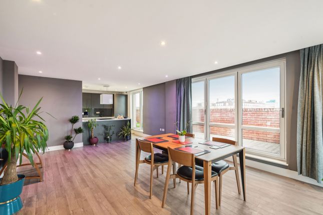 Flat to rent in Gaumont Place, London