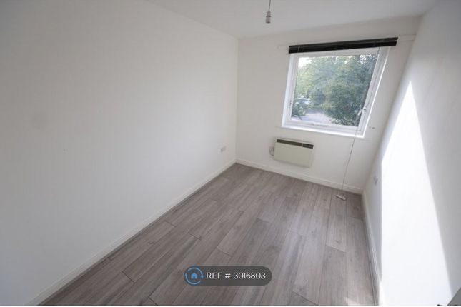 Flat, Kingfisher Heights Hogg Lane, Grays photo 5