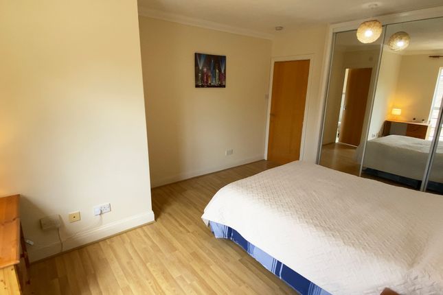 87, Plough Way, London photo 3